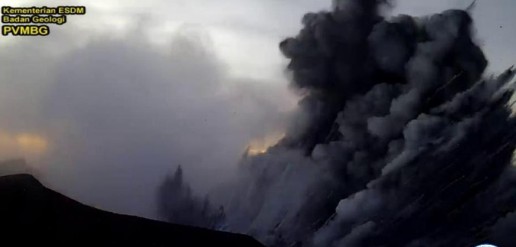 40 Orang Sedang Pendakian, Tadi Pagi Gunung Marapi Sumbar Erupsi   